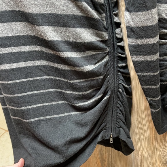 V-Neck Sweater Tunic with Zipper Ruched Detail - Picture 3 of 5